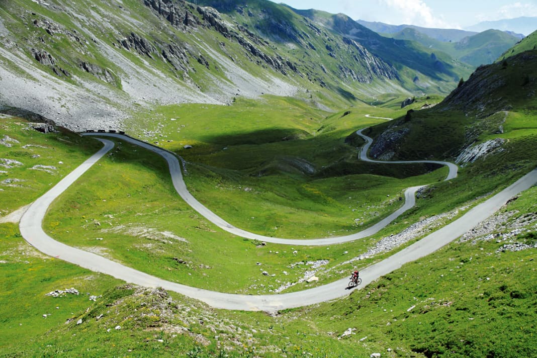 À peine plus qu'un chemin d'alpage asphalté : la montée vers le Colle dei Morti n'est même pas indiquée sur toutes les cartes.