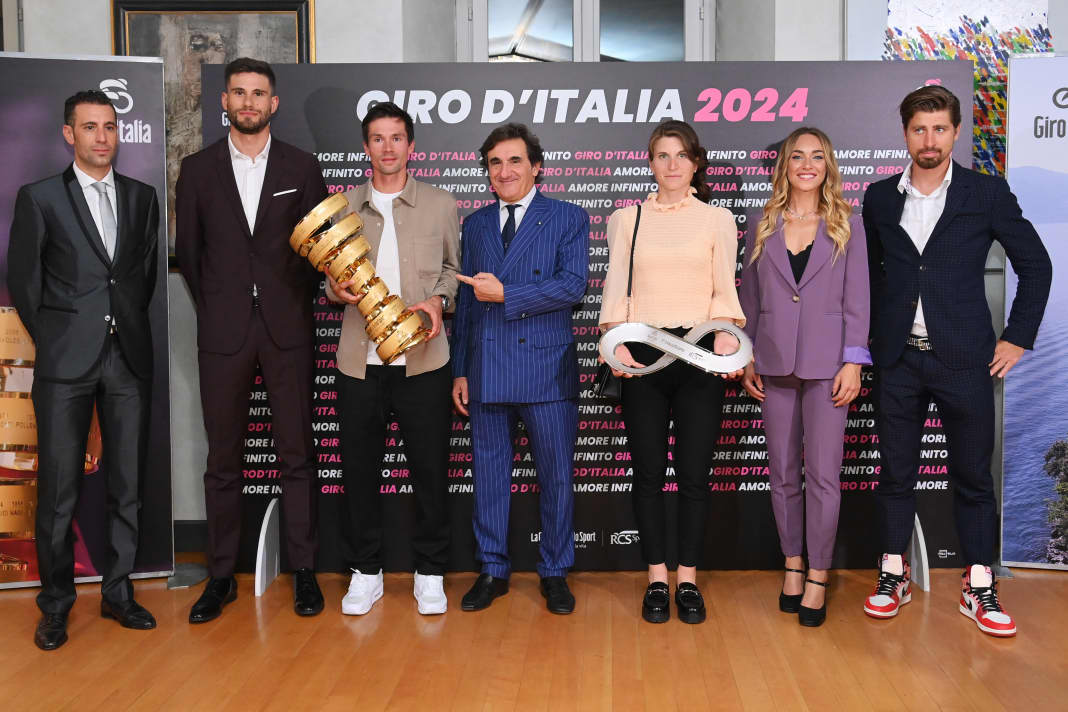 Les (ex-)professionnels Vincenzo Nibali, Filippo Ganna, Primoz Roglic, Urbano Cairo (président de RCS MediaGroup), Elisa Longo Borghini, Letizia Paternoster et Peter Sagan lors de la présentation du Giro d'Italia 2024.