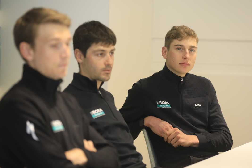 Emil Herzog (à droite) est de retour. Après une année passée au sein de l'équipe américaine des moins de 23 ans Hagens Berman Axeon, le coureur de 20 ans, issu de la propre formation de l'équipe, a été présenté comme nouvelle recrue lors d'une conférence de presse de Bora-Hansgrohe à Majorque.