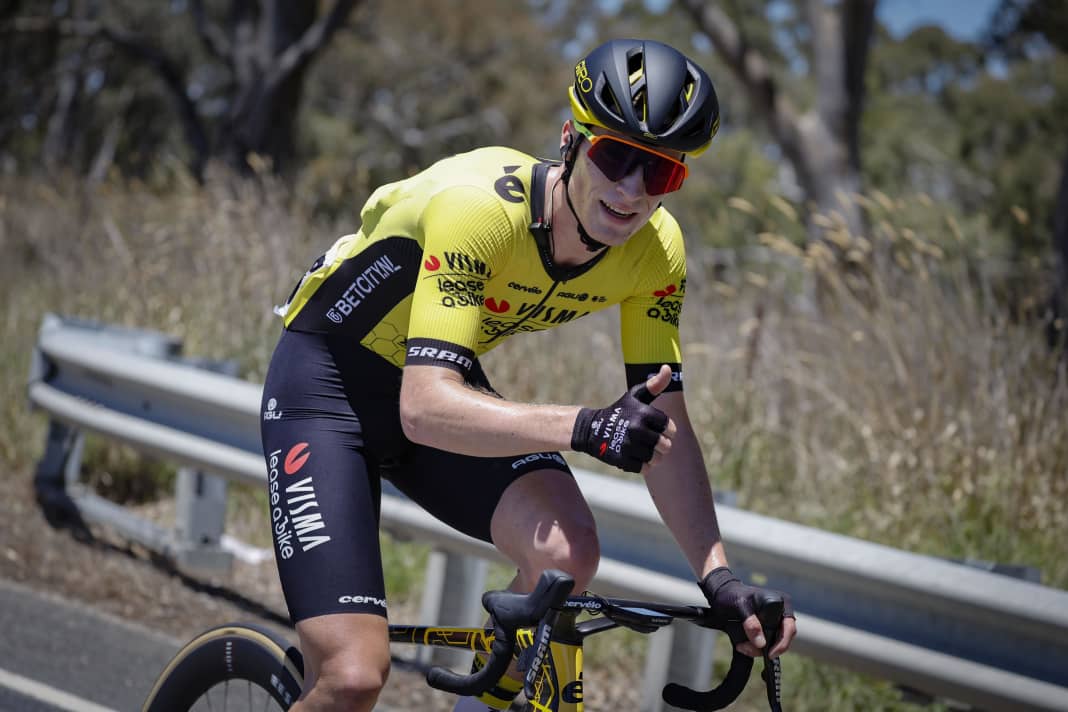 Daumen hoch: Johannes Staune-Mittet hat einen Profivertrag bei Visma | Lease a Bike bis Ende 2026 unterschrieben.