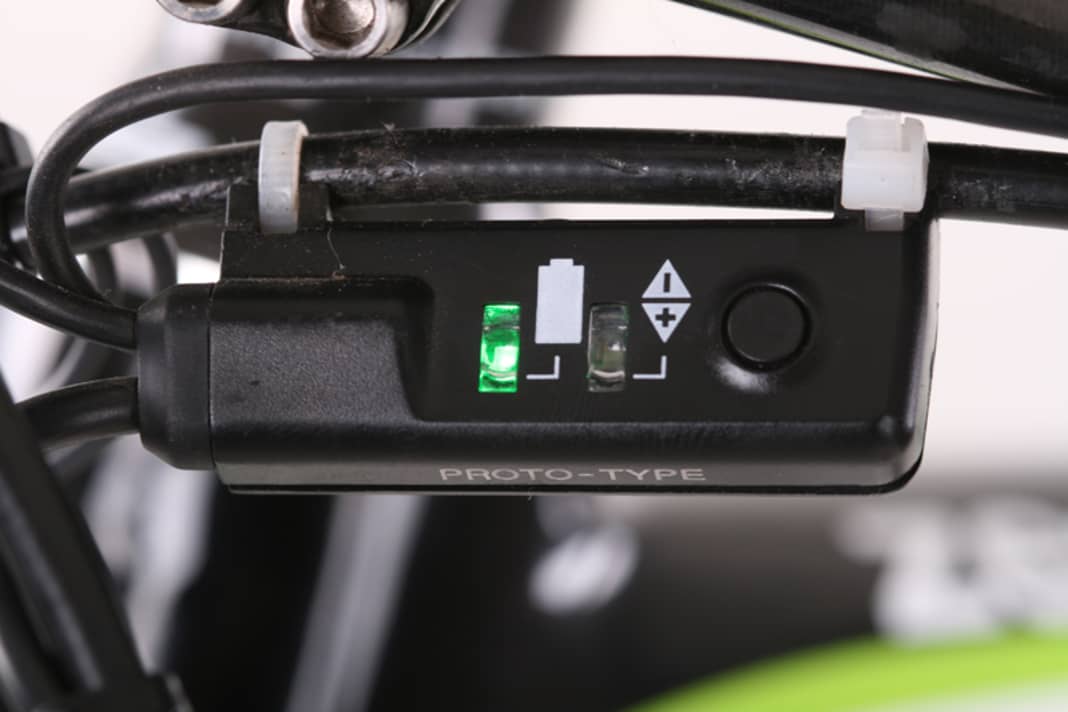 Um zu prüfen, ob die Batterie noch genügend Strom hat, drücken Sie ein paar Sekunden lang auf eine der Schaltwippen am Bremsgriff. Leuchtet die Lampe grün, ist noch genügend Strom im System. Wenn nicht, sollten Sie die Batterie laden.