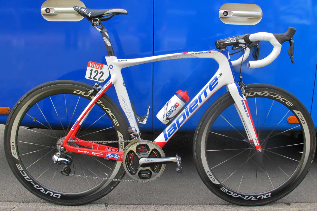 More Shimano is not possible: Bonnet's Lapierre Aircode is equipped with a complete Dura-Ace Di2 groupset from Shimano. The wheels and pedals also come from the Japanese component manufacturer. The handlebars, stem and seatpost are supplied by Shimano subsidiary Pro.