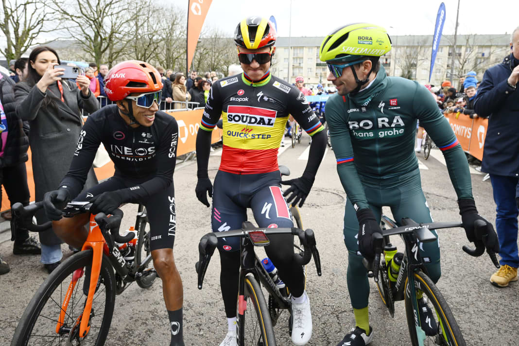 Die 2. Etappe von Paris-Nizza 2024: Egan Bernal (links), Remco Evenepoel (Mitte) und Primoz Roglic (rechts) stimmen sich ein