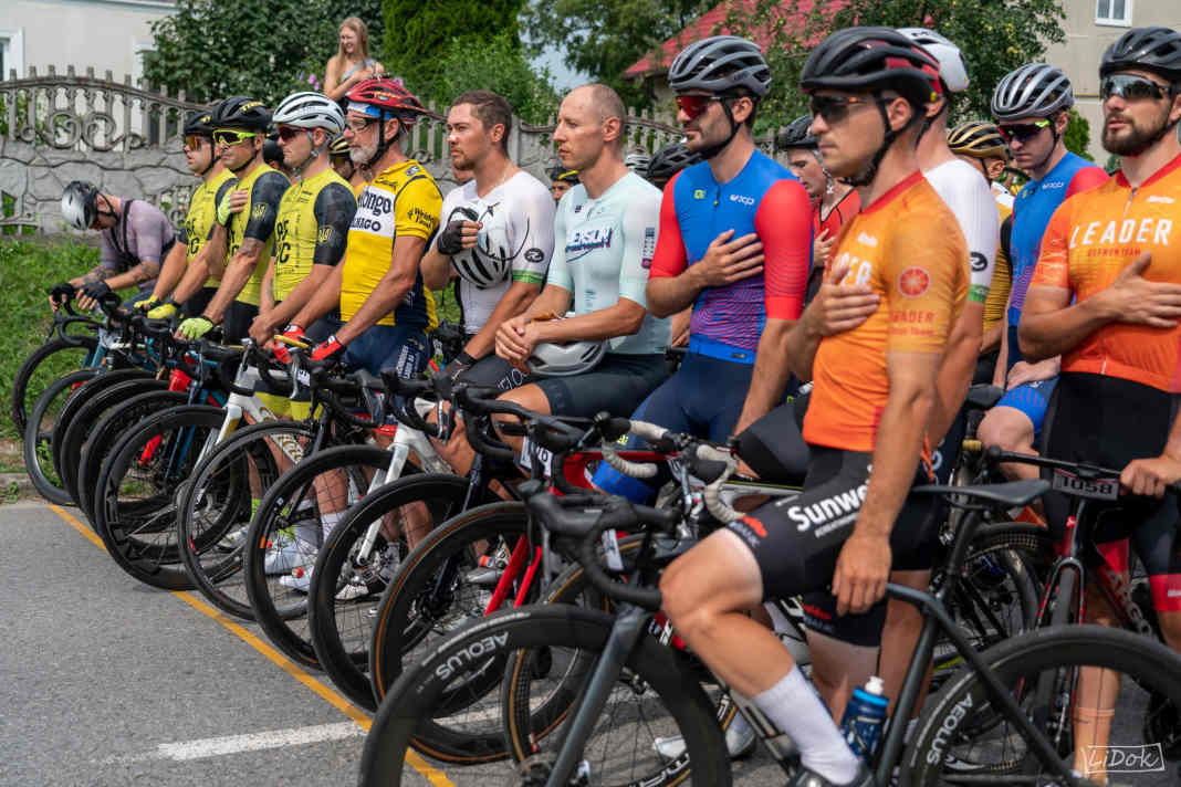 Vor dem Start erklingt die Nationalhymne