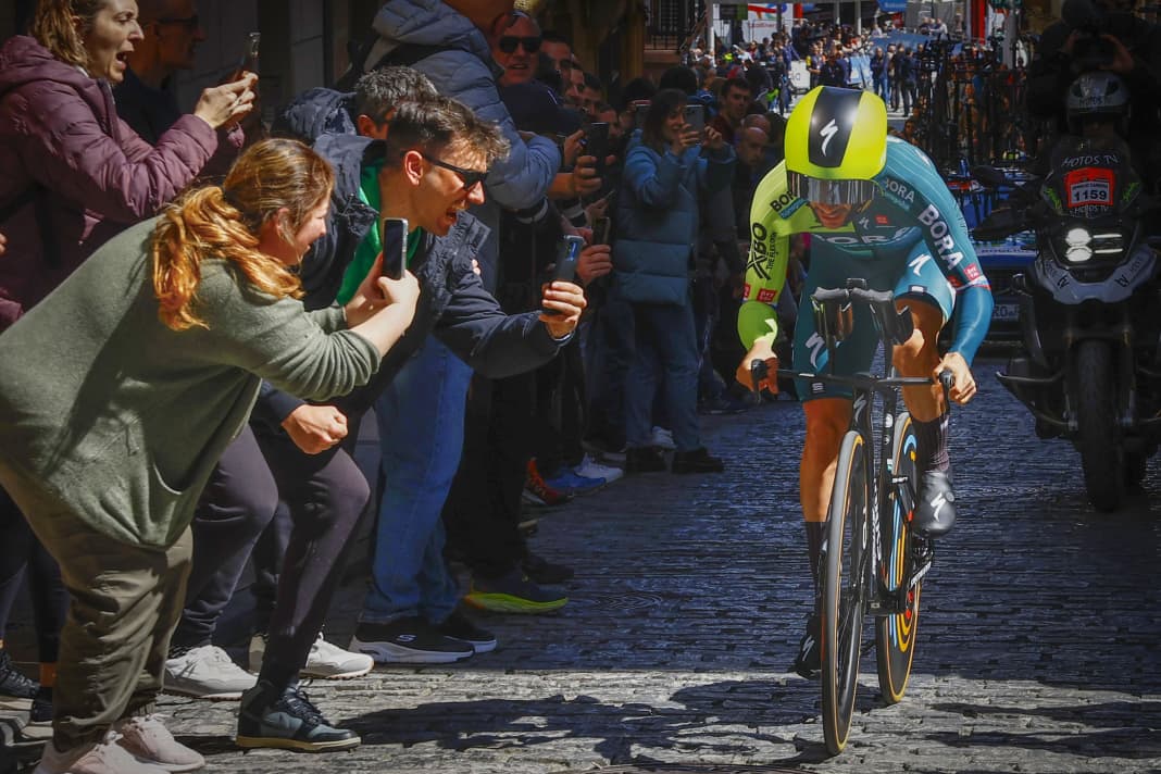 Viel los beim Auftaktzeitfahren der Baskenland-Rundfahrt, das Primoz Roglic für sich entschied, obwohl er sich kurz vor dem Ziel verfahren hatte.