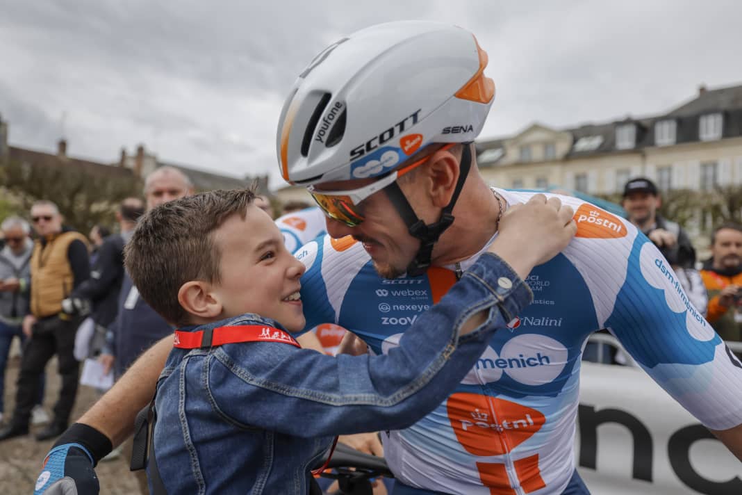 John Degenkolb vor dem Start von Paris-Roubaix 2024 mit seinem Sohn ...