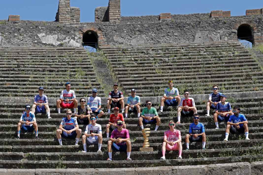 Avant le départ de la 10e étape, les stars du Giro d'Italia posent dans l'amphithéâtre de Pompei