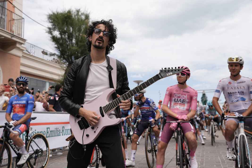 Musikalische Begleitung vor dem Start der 13. Etappe des Giro d'Italia 2024 durch Giulio Maceroni
