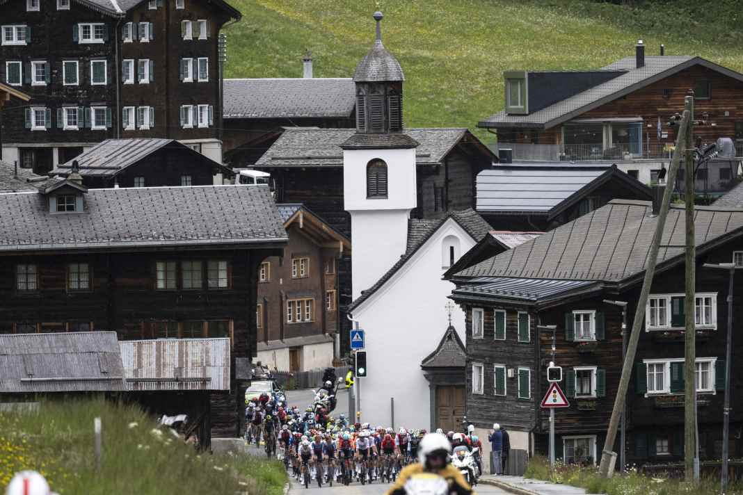 Le col du Nufenen s'étant révélé impraticable en raison d'une trop grande quantité de neige, l'étape n'a débuté qu'après le géant alpin. Il ne restait donc plus que 42,5 kilomètres à parcourir jusqu'à l'arrivée à Blatten.