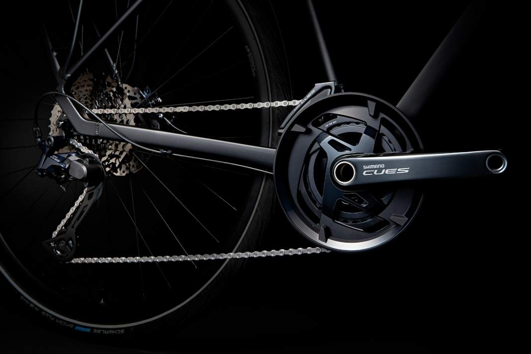Shimano führte den neuen Cues-Standard im Vorjahr ein. Bislang war die Schaltgruppe allerdings nur mit Mountainbikes, Alltagsrädern oder E-Bikes kompatibel.
