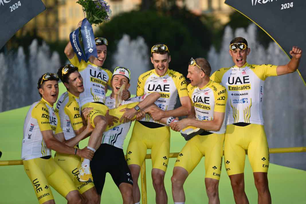 Nils Politt (ganz rechts im Bild) feiert bei der Tour de France 2024 mit seiner Mannschaft UAE Team Emirates auf dem Podium in Nizza