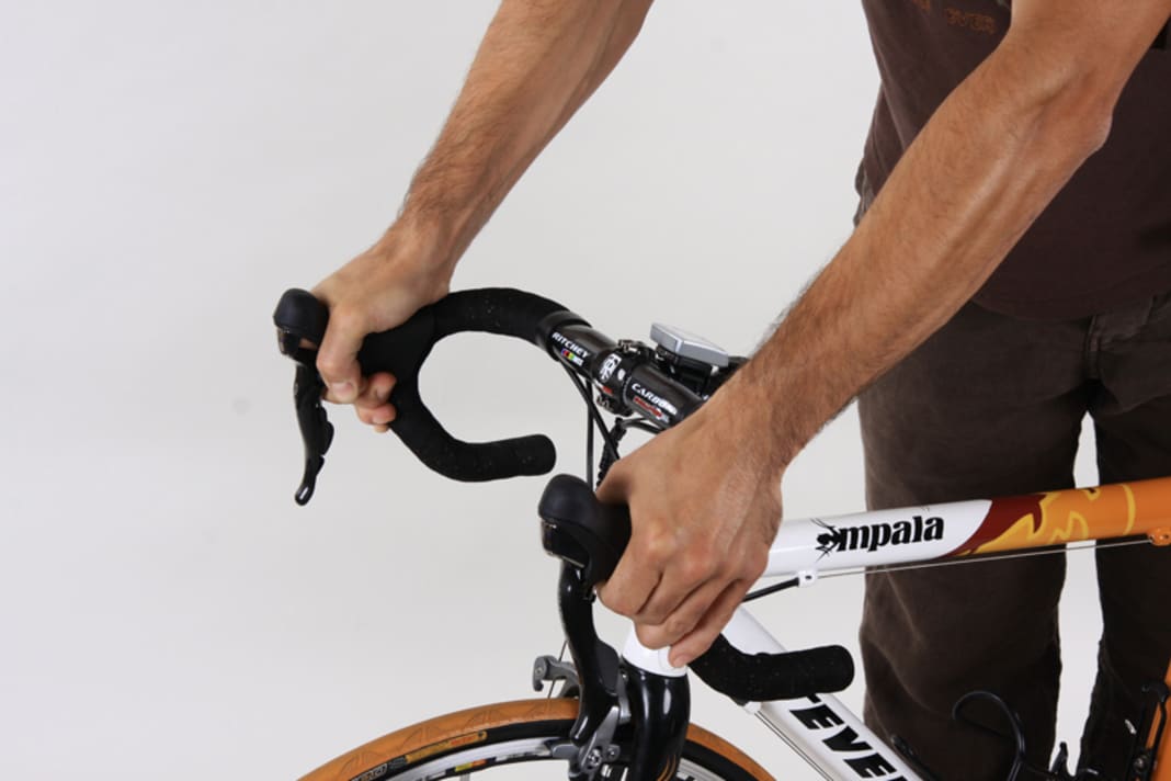 Ride hands-free and pedal with varying degrees of force. If the noise stops, the cause may be in the handlebar stem area. Stop, grip the handlebars by the brake levers and alternately push and pull. If the noise cannot be produced in this way, the changed load on the saddle when riding hands-free may also be the cause.