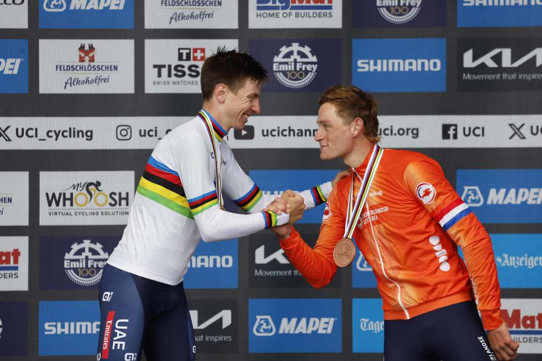 Tadej Pogacar (links) hat seinen Vertrag verlängert. Wie lange laufen die Arbeitspapiere anderer Top-Stars wie Mathieu van der Poel (rechts im Bild)?