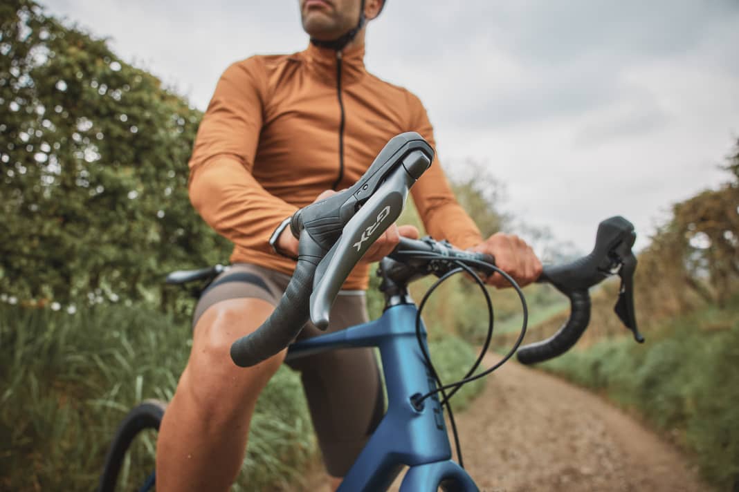 The high-quality GRX820 offers brake/shift levers adapted to flared handlebars.
