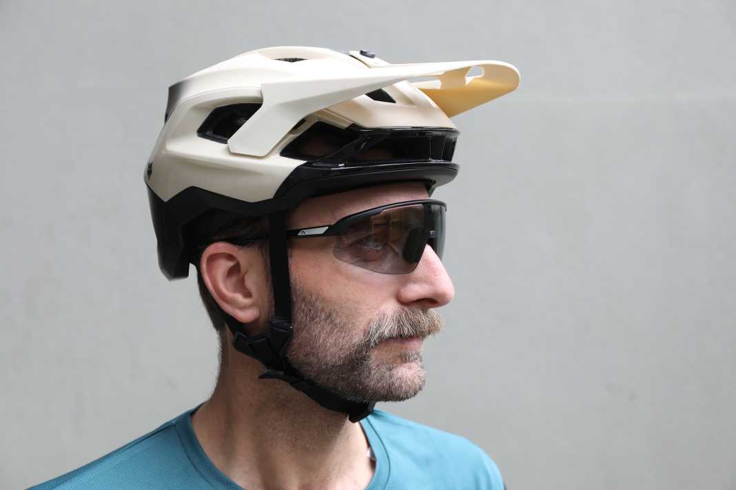 Zurück in die Zukunft: Die Alpina Tirbo Pro V kommt in angesagter Retro-Optik und soll festen Sitz und ein breites Sichtfeld bieten