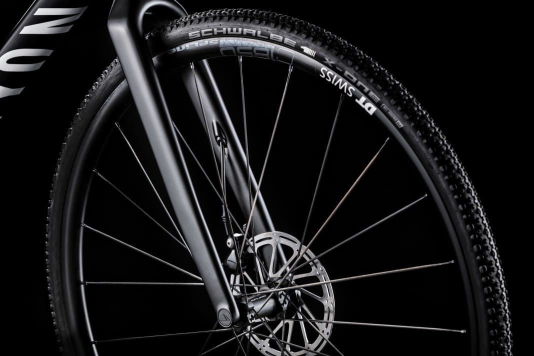 Disc Only : Tous les modèles Inflite sont équipés de la fourche entièrement en carbone "Canyon One One Four Inflite CF Disc" avec fixation de frein Flatmount et axe traversant de 12x100 millimètres.