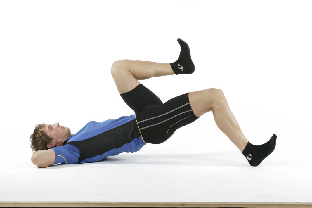 2. position de départ de cet exercice très exigeant, mais aussi très efficace, similaire à celle ci-dessus, sauf que la tête repose ici sur les bras croisés. L'angle des jambes est d'environ 100 degrés. Serrez la pointe des pieds en direction du tibia et enfoncez fermement le talon dans le sol. Soulevez les fesses jusqu'à ce que les hanches soient complètement tendues. L'efficacité - mais aussi la difficulté - de l'exercice augmentent encore si l'on soulève une jambe comme indiqué et si l'on contracte en outre l'arrière de la jambe au sol comme si l'on voulait tirer le talon vers les fesses (traction du talon). Si l'on augmente l'angle entre le bas et le haut de la jambe à 140 degrés, on a atteint le niveau de difficulté le plus élevé. Tenir 10 secondes, répéter 10 fois.