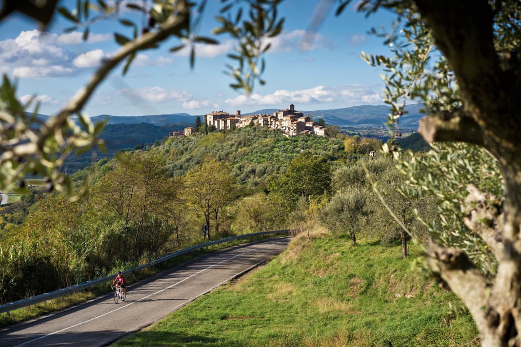 Clear view: a medieval village and castle perched on many hills. The ford in the valley was monitored from Carnaiola.