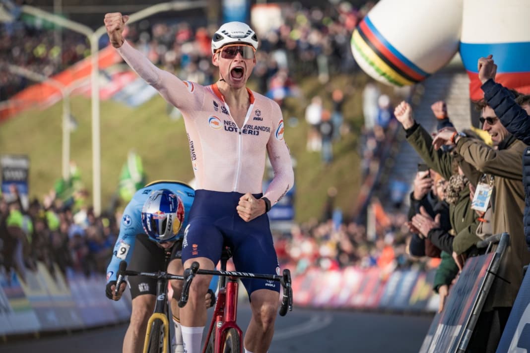 In a thrilling duel with Wout van Aert (behind), Mathieu van der Poel secured the World Championship title last winter. His former Inflite was now the inspiration for the new model.