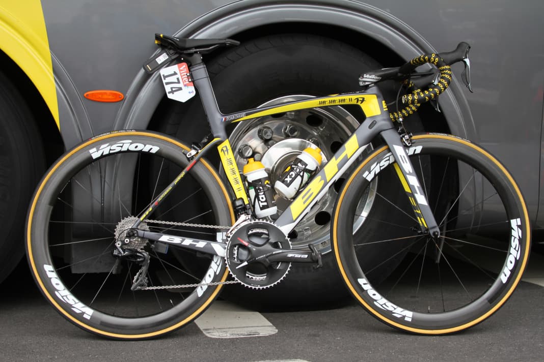 Le vélo de course de Chavanel est un BH G7 Pro. Le G7 a d'abord été commercialisé uniquement avec des freins à disque, l'année dernière l'équipe a donc démarré sur une version "non officielle" avec des freins sur jantes. Pour la saison 2018, le modèle est désormais officiellement disponible à la vente sous le nom de G7 Pro.