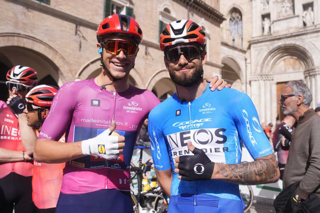 Les stars italiennes Jonathan Milan (à gauche) et Filippo Ganna (à droite) avant le départ