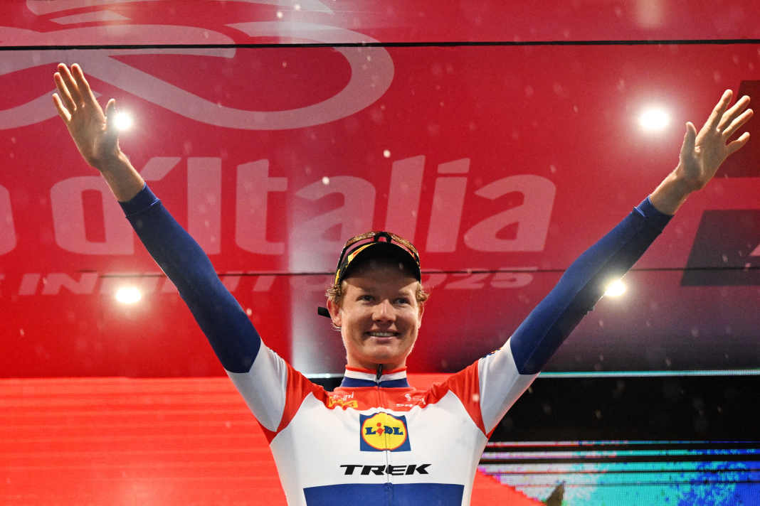 Daan Hoole (Lidl – Trek) feiert den ersten Grand-Tour-Etappensieg seiner Karriere.