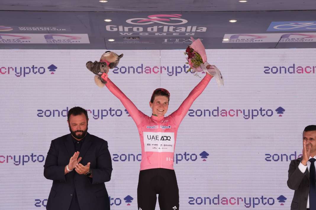 Elisa Longo Borghini (UAE Team ADQ) a pris le maillot rose.