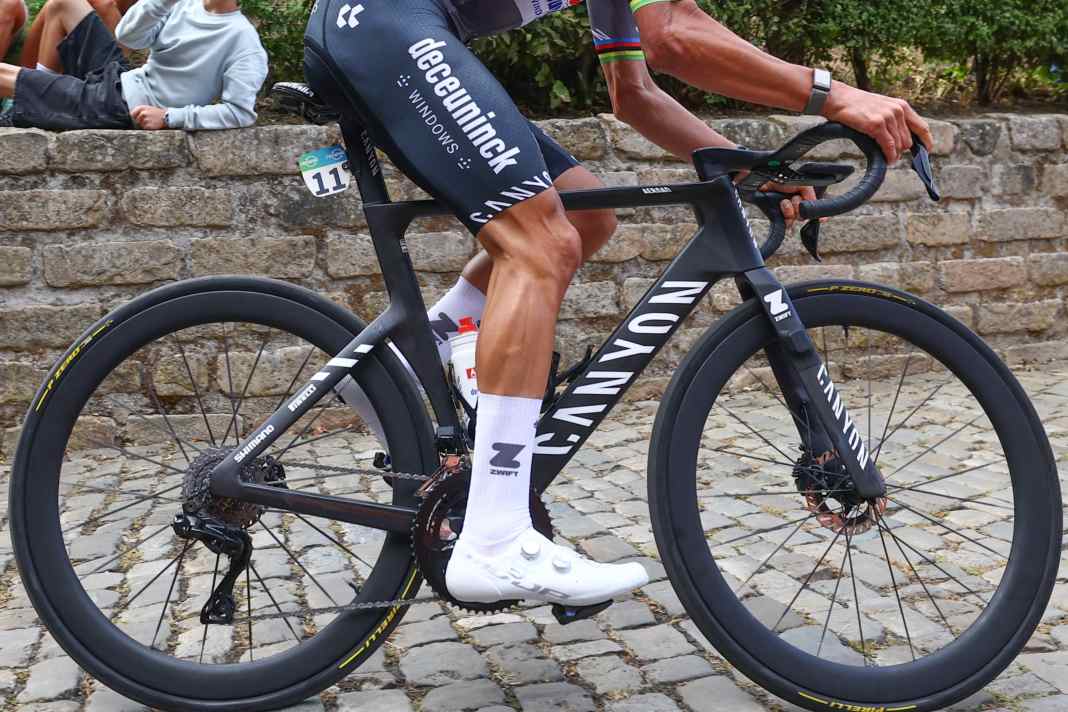 Das Canyon Aeroad CFR ist auch in 2026 das Hauptarbeitsgerät bei Alpecin Premier-Tech um Superstar Mathieu van der Poel.
