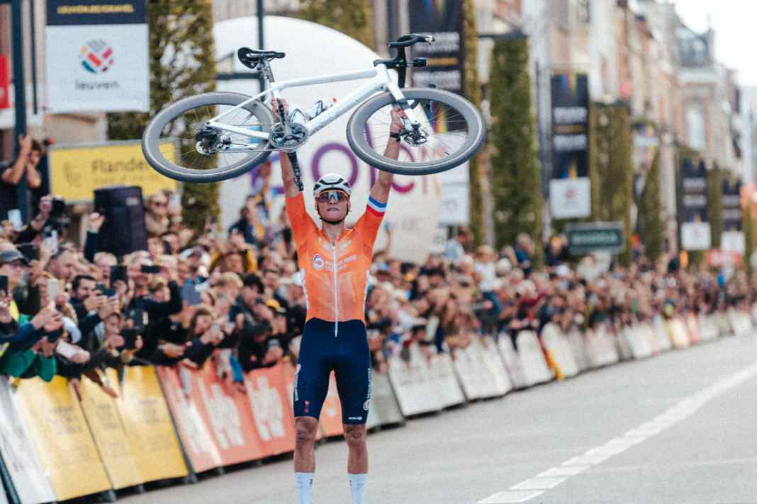 In his first gravel race of the year, Mathieu van der Poel secured victory straight away and slipped into the rainbow jersey.