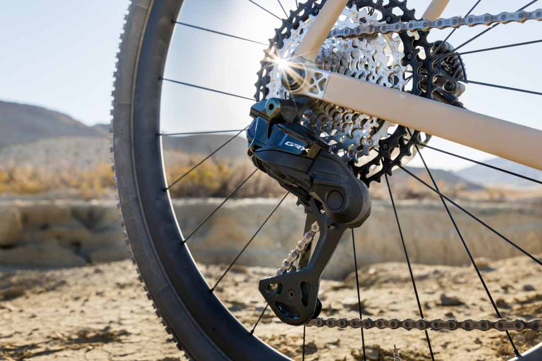 Avec le nouveau dérailleur GRX Di2, Shimano présente pour la première fois une transmission simple à commande électronique pour gravelbikes.