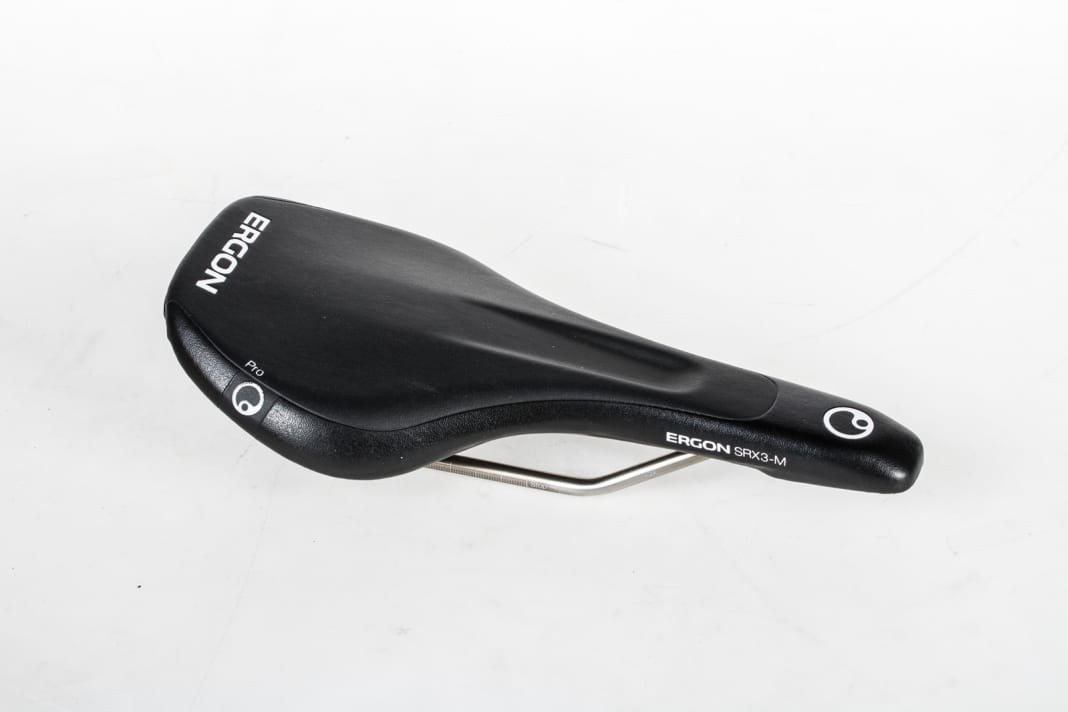 Ergon SRX3 Pro, taille M
	Sur les courtes distances, ni les pics de pression ni les frottements ne sont gênants, mais ils se font sentir plus tard en raison du tapis de selle très plat, peu adhérent et dur ; de plus, le bassin trouve peu de soutien et on glisse d'avant en arrière ; les cuisses fortes frottent rapidement contre le bord de la selle Prix : 130 euros