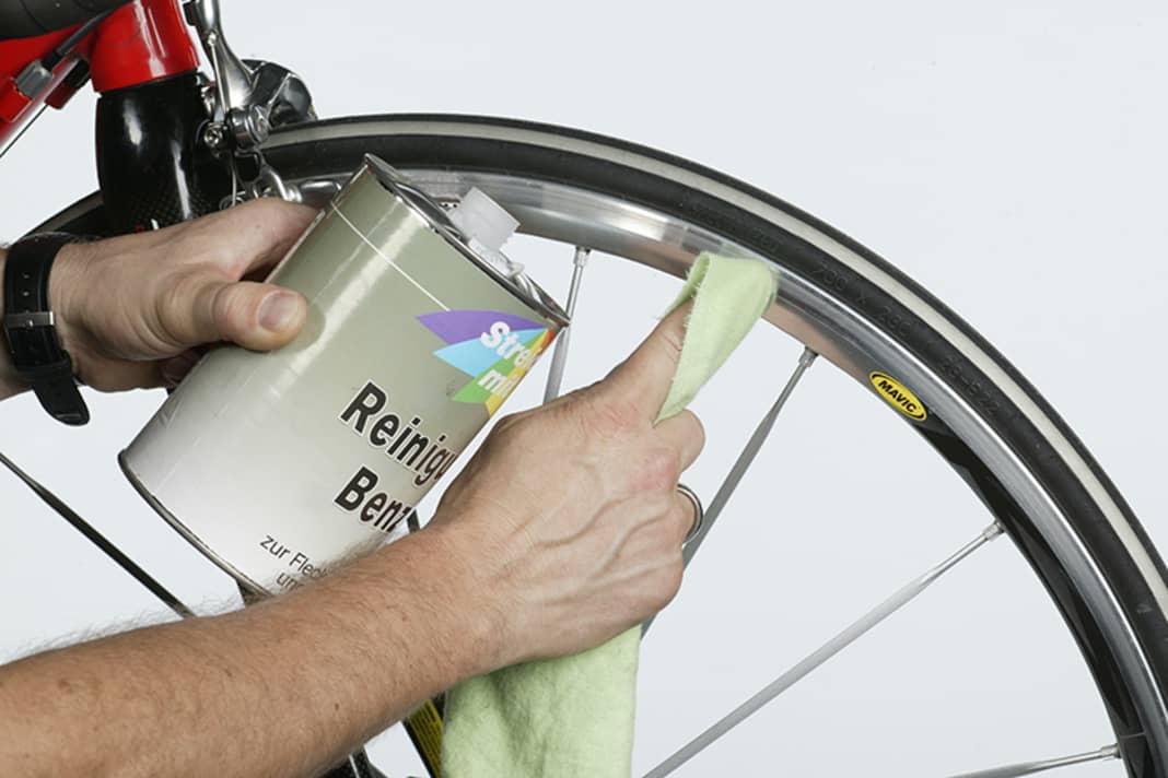 1. Reinigen Sie Felgen und Reifen mit Bürste und Seifenwasser. Hartnäckigen Schmutz oder viel Öl oder Fett auf den Bremsflächen der Felgen entfernen Sie mit Reinigungsbenzin und einem Lappen.