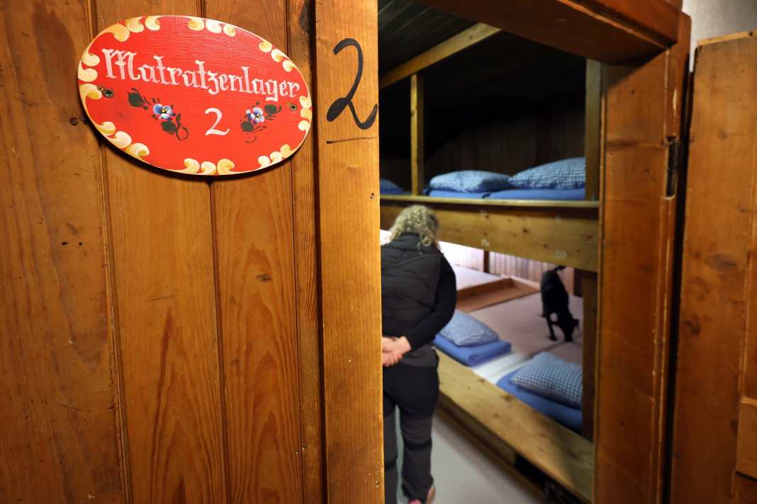 At the Schneibensteinhaus (Berchtesgaden), Linus, the bedbug detection dog, is being used to combat bedbugs.