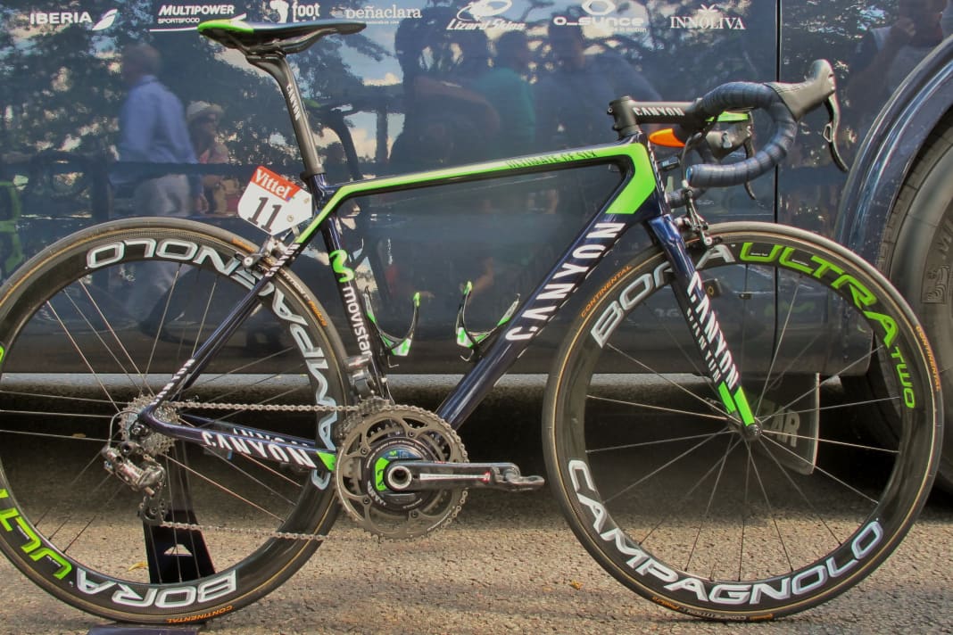 Most Canyon riders prefer the sportier Aeroad. Valverde, on the other hand, rides the lightweight Ultimate CF SLX model. In order to tighten up the comparatively comfortable riding position, a stem is fitted that is angled sharply downwards.