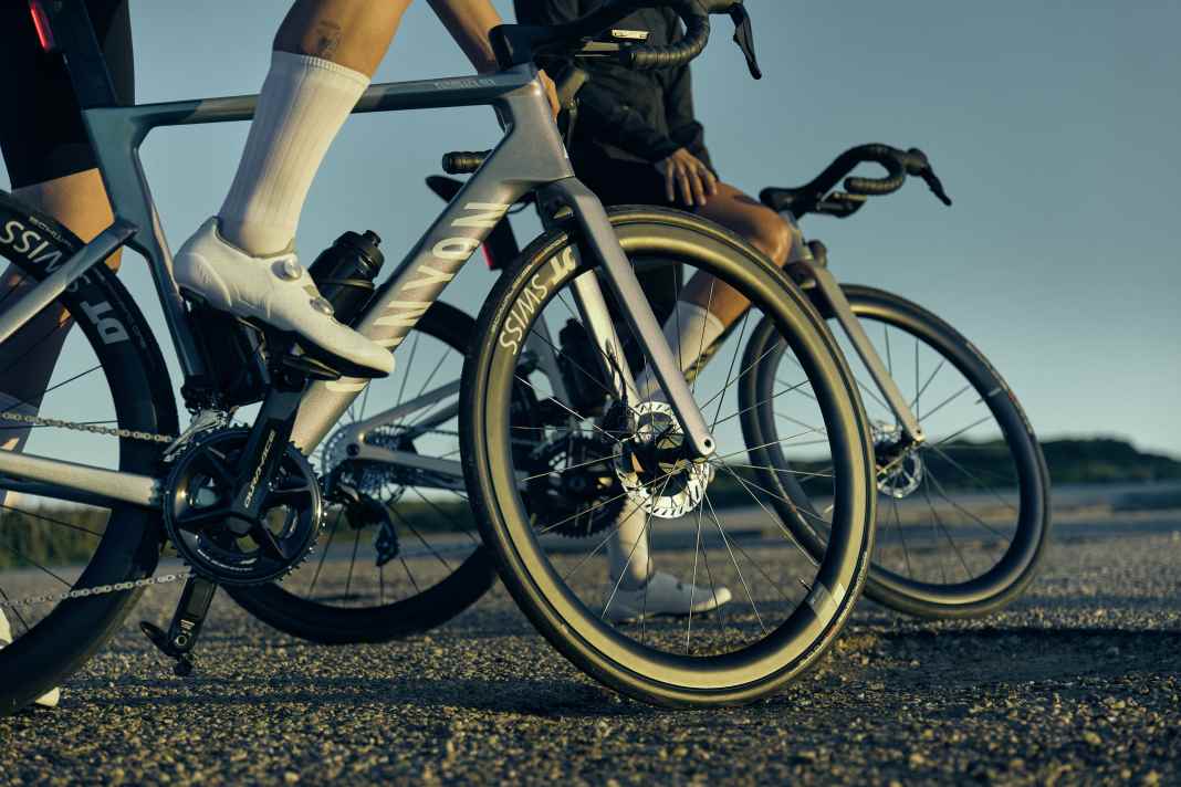 Canyon erweitert die Endurace-Modellreihe um die Varianten CF SLX und CF