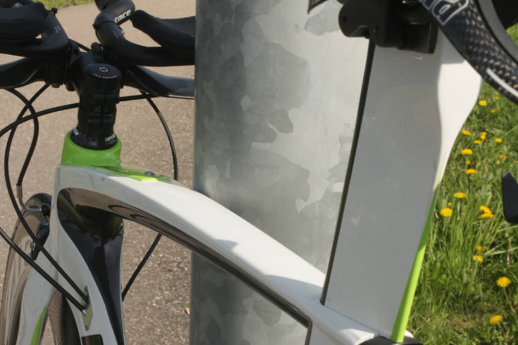 Lehnen Sie Ihr Fahrrad nie mit dem Oberrohr gegen ein Geländer, ein Straßenschild oder ähnliches. Der Lenker kann einschlagen, das Rad rollt weg, das Oberrohr wird beschädigt.