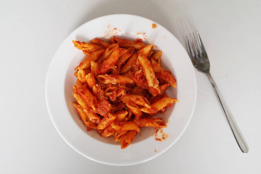 Abendessen am Tag vor dem Wettkampf
	Am Abend vor dem Wettkampf hat die Pastaparty Tradition – kein Problem, diese Tradition zu pflegen, wenn Sie einige Punkte beachten: Sie können gerne Nudeln essen, aber keine Unmengen, und vor allem nicht mit fettiger Sauce wie Bolognese oder Carbonara. Die Kohlenhydratspeicher in Muskeln und Leber werden auch mit einer Portion Nudeln gut gefüllt. Belasten Sie Ihren Körper nicht mit einem zu reichhaltigen Abendessen, das beschert Ihnen nur eine unruhige Nacht – und den Schlaf brauchen Sie. Sehr gut für das Abendessen eignen sich Gemüse-Reis-Gerichte oder Kartoffeln mit Kräuterquark; sie sind leicht verdaulich und spenden genügend Kohlenhydrate, ohne den Magen zu belasten. Essen Sie relativ früh zu Abend, spätestens vier Stunden, bevor Sie ins Bett gehen.