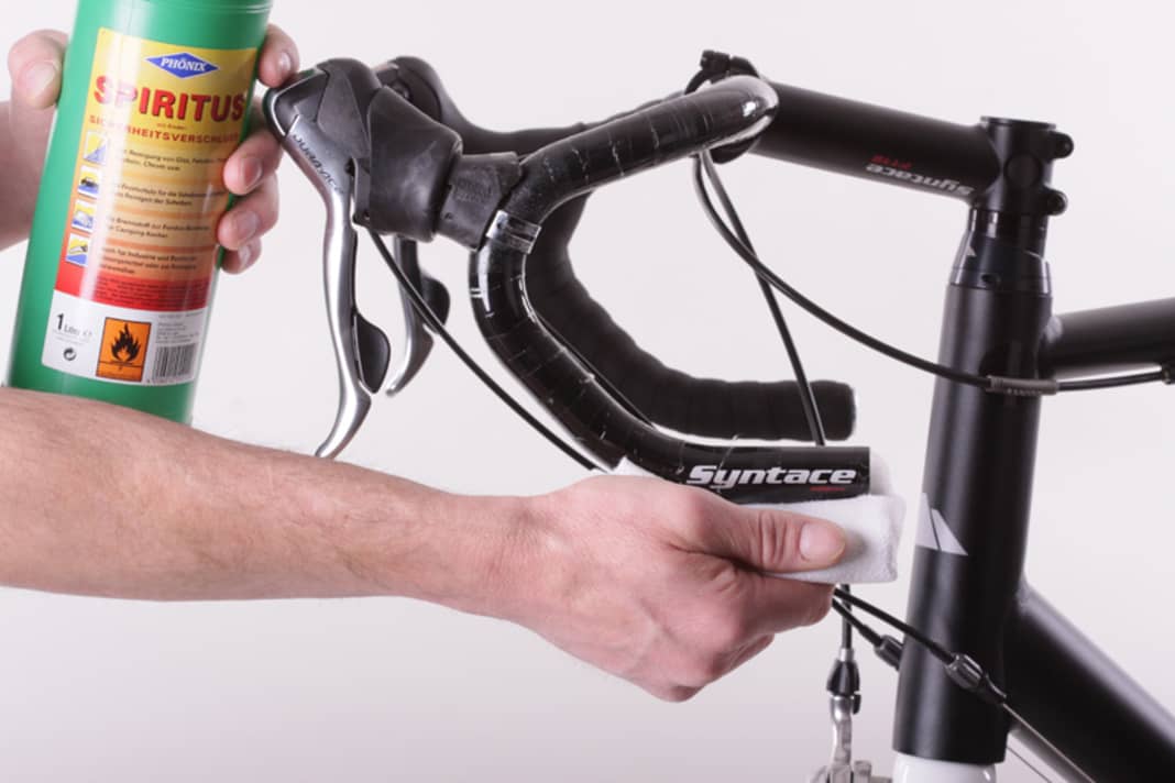 Fold the grip rubbers forwards and unwind the old tape. Clean the handlebars with white spirit or petrol. Do not use harsher cleaning agents, especially on carbon fibre. Allow the cleaning agent to evaporate completely. Check the surface of the handlebars for discolouration or corrosion. If you have any doubts, consult your bike dealer.