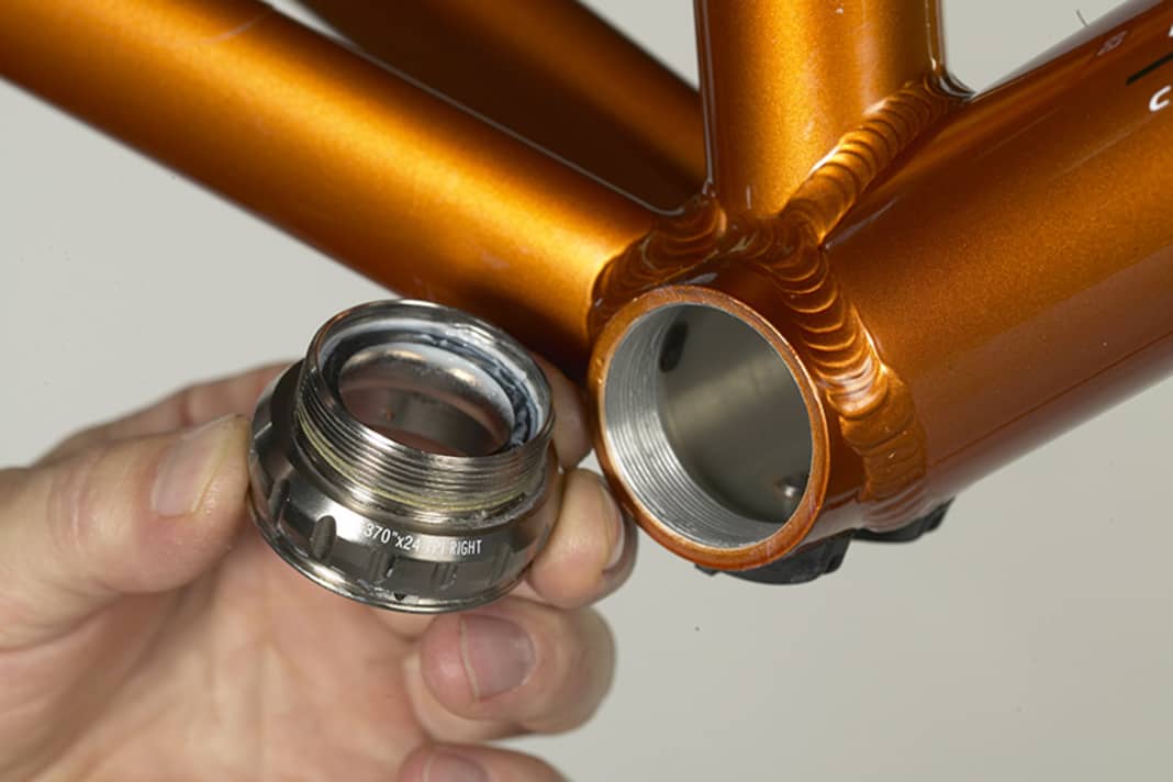 1. check which variant of the common housing types your frame has - the easiest way is to measure the housing width: The most common is the 68 millimetre BSC variant with a thread of inch size 1,370 x 24tpi. Special feature: The right-hand shell in the direction of travel is mounted with a left-hand thread.