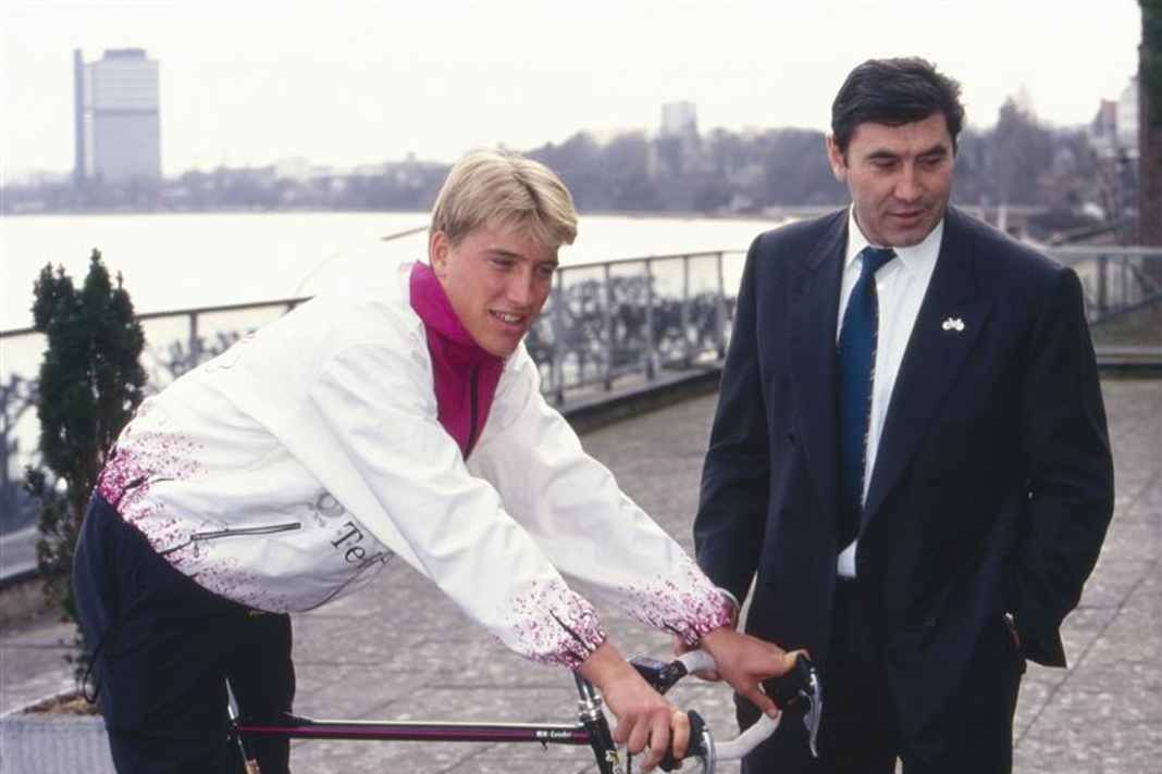 Axel Merckx en tant que jeune professionnel au sein de l'équipe Telekom. Le père Eddy fournit des vélos à l'équipe