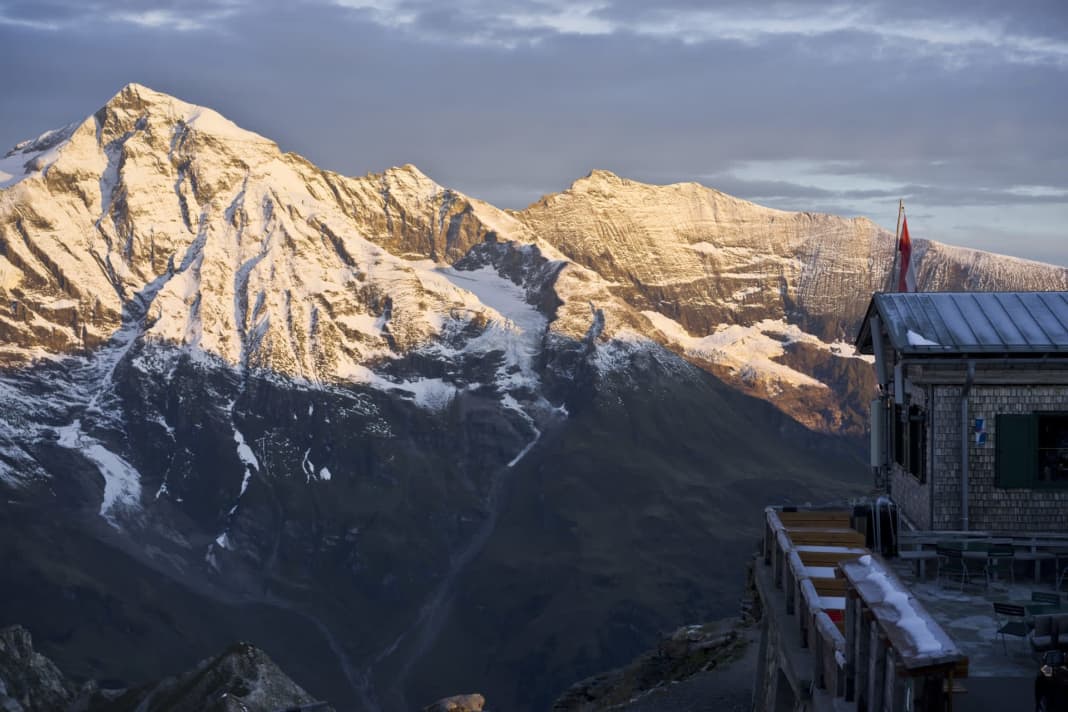 On a cycle tour from hut to hut (here the Edelweißhütte) you can experience very special atmospheres in the morning and in the evening.