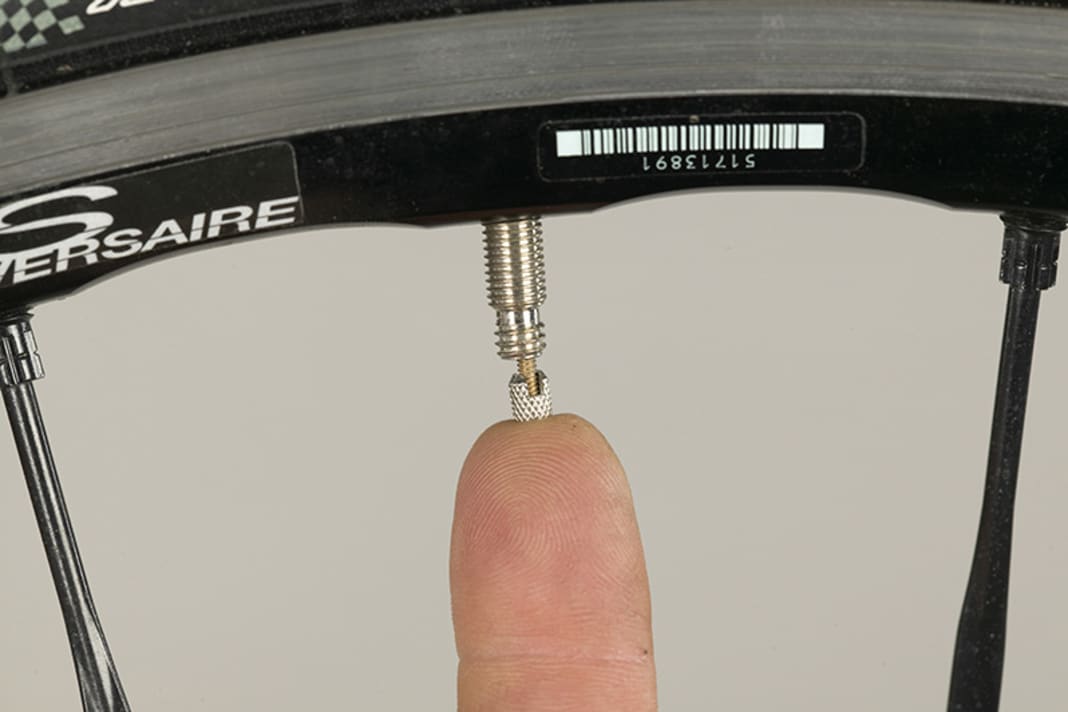 1. Dass ein Rennventil losgedreht werden muss, damit Luft ins Schlauchinnere gepumpt werden kann, hat sich mittlerweile herumgesprochen. Mancher Pumpversuch scheitert jedoch, weil die leicht festklebenden Ventilkegel nicht so weit hineingedrückt werden, bis der Durchstrom frei ist.