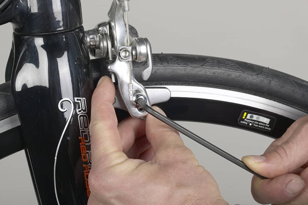 1. Die Beläge lassen sich am einfachsten wechseln, wenn Sie sie komplett abschrauben. Drehen Sie die Stellmutter der Nachspanneinrichtung zurück und entspannen Sie den Bremskörper. Lösen Sie dann die Belagschrauben.