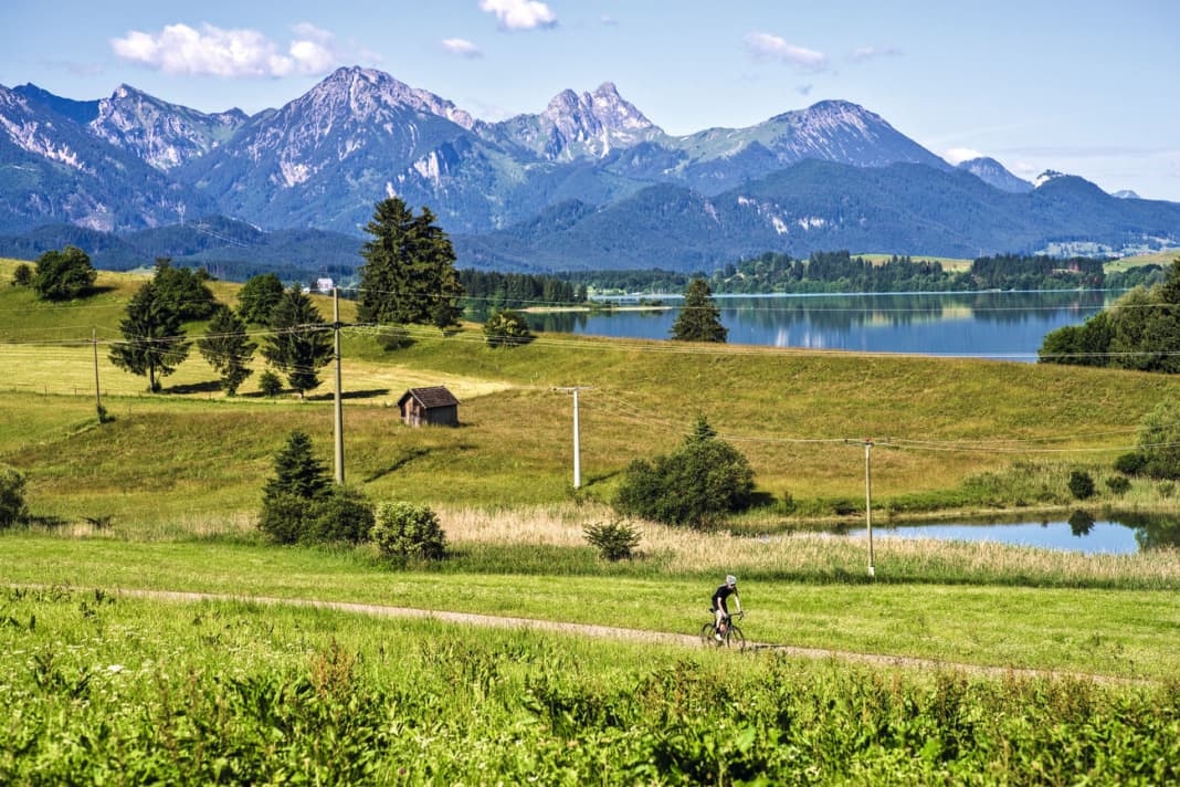Navigation : Sur les rives du lac Forggensee, des petites routes tranquilles suivent les montées et descentes douces au pied des Alpes.