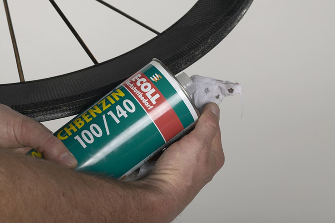  1. Neue Felgen können sehr glatt sein, Carbonfelgen sogar klar lackiert. Rauen Sie deshalb die Oberfläche mit grobem Schmirgelleinen etwas an. Säubern Sie das Felgenbett mit Spiritus oder Reinigungsbenzin von Fett oder Öl. Lassen Sie das Lösungsmittel vollständig verdampfen, bevor Sie mit der Montage der Reifen beginnen.