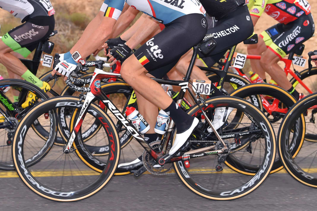 Das Rad ist mit der elektrischen Campagnolo EPS-Schaltung ausgestattet. Dazu kommen, wie auch bei den Teamkollegen, Bora-Ultra-Laufräder sind von Campagnolo, die Reifen von Vittoria und Komponentensponsor ist der italienische Hersteller Deda.

	