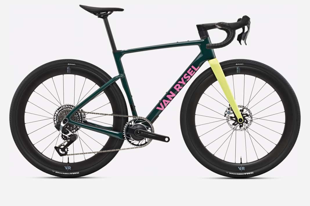 Van Rysel presents the RCR-G: 7.7 kilograms total weight, aerodynamic setup and a sleek look. Any questions?