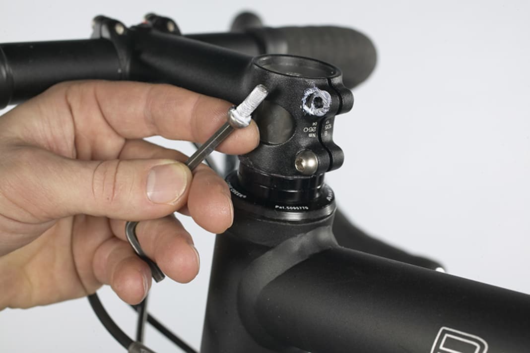 Schrauben müssen im Gewinde und auch an der Auflagefläche des Kopfes gleichmäßig gefettet werden. Am besten gelingt dies mit einem Pinsel.