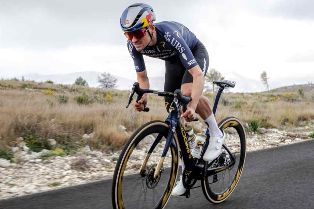 Wieder auf Pinarello: Nachdem Q36.5-Profi Tom Pidock in der Straßen-Saison 2025 auf Scott unterwegs war, fährt der Brite nun wieder eine Rennmaschine der Italiener.