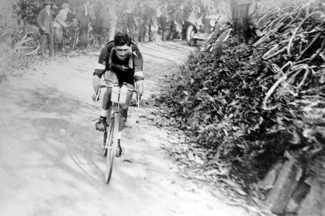 La course porte son nom : Alfredo Binda. Dans les années 1920 et 1930, il comptait parmi les cyclistes les plus titrés du monde, avec notamment cinq victoires au Giro d'Italia.